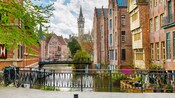Una ciudad histórica con canales, arquitectura con gabletes y una torre de relojes