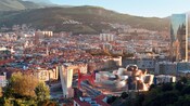Paisaje urbano al lado de las montañas