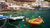 Pequeños barcos pesqueros atracados en una pequeña caleta