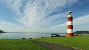 Um farol histórico em um ambiente pastoral