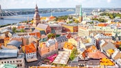 En un día soleado, una vista de Riga, Letonia y el río Daugava