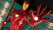 Iron Man, con un brazo extendido, listo para la batalla