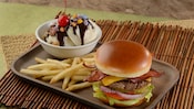 Restaurantes quick service en los que se puede hacer reserva  Dine-resto-burger-sundae-16x9