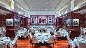 Une salle à manger avec des tables mises avec élégance et des photos des Dolphins de Miami sur les murs