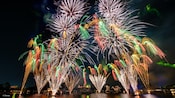 Fogos de artifício se abrem no meio da World Showcase Lagoon, no EPCOT	