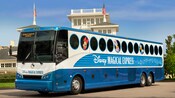 El autobús Disney’s Magical Express con imágenes de Mickey, Minnie, Donald y Daisy está estacionado frente a varios edificios en Walt Disney World Resort