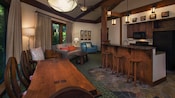 O interior de uma Villa, com um mix de móveis de madeira e estofados e uma cozinha