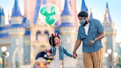Padre e hija frente al Cinderella Castle