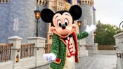 Mickey Mouse, vestido con sus mejores galas, te da la bienvenida al puente de Cinderella Castle