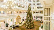 Uma árvore de Natal imensa no saguão principal do Disney's Grand Floridian Resort & Spa Uma árvore de Natal imensa no saguão principal do Disney's Grand Floridian Resort & Spa