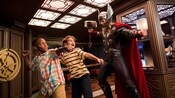 Dos niños posan junto a Thor