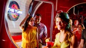 Una pareja ingresa a un club nocturno llamado The Tube, que tiene una elegante temática del metro londinense