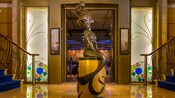 Un letrero de metal con un tridente, un arma que aparece en la película The Little Mermaid de Disney, dice “Triton’s”