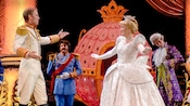 Cenicienta y el príncipe se conocen en el baile real