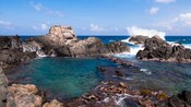 El océano choca contra las rocas