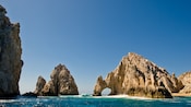 Une grande formation rocheuse dentelée avec une arche naturelle dans la Riviera mexicaine
