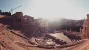 Un grupo de personas en las ruinas de un antiguo anfiteatro