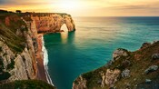 Acantilados y formaciones rocosas crean la espectacular costa de Cherburgo en Francia, a lo largo del canal de la Mancha