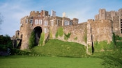 Un viejo castillo con parches de hierba y musgo en sus paredes en Dover, Inglaterra