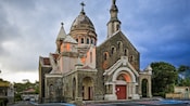 Uma antiga igreja de pedra com duas torres e um grande campanário em forma de cúpula