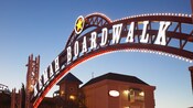 Un letrero en forma de arco que dice Kemah Boardwalk con un emblema de estrella solitaria en la parte superior