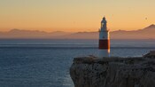 Un faro en un acantilado rocoso con vista al océano