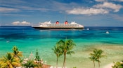 Un navire de croisière Disney près d'un rivage des Caraïbes, avec des palmiers et des drapeaux nautiques
