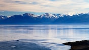 Montañas nevadas reflejándose en el agua