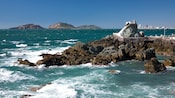 Una plataforma de piedra en tierra firme ubicada por encima del océano y las rocas Una plataforma de piedra en tierra firme ubicada por encima del océano y las rocas
