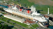 El Disney Wonder atravesando las esclusas del Canal de Panamá