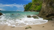 La costa del Parque Nacional Manuel Antonio en la costa central del Pacífico de Costa Rica revela una selva tropical escabrosa y playas de arena