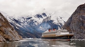 Un navire de croisière de Disney dans un passage glacé en Alaska
