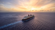Un crucero de Disney Cruise Line en el océano