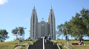 Escalera que sube por la ladera hasta la iglesia contemporánea de Akureyri