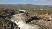 Las estruendosas aguas de la cascada Godafoss caen en un río caudaloso