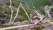Unas largas escaleras conducen a una plataforma de observación con vista hacia un verde valle