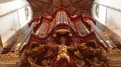El elaborado órgano de Müller dentro de la Catedral de San Bavón tiene un ángel tallado en su base.