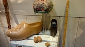 Objetos entalhados e ornamentados, incluindo sapatos de madeira e muito mais