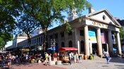 Turistas e vendedores lotam a praça em frente ao Quincy Market