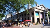 A street filled with shoppers at the Quincy Market