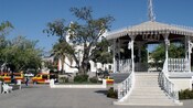 Um gazebo de ferro forjado na praça da cidade de San Jose del Cabo