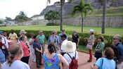 Un guía turístico habla con los turistas en las afueras de Castilla