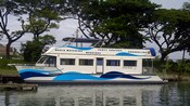 Un bote de pasajeros anclado en un muelle