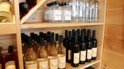 Estantes con botellas de productos Matos Winery and Distillery