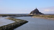 Um castelo próximo a um estuário