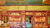 Una tienda repleta de pan y dulces