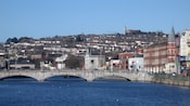 Uma ponte sobre a água na cidade de Cork