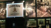 Uma porta com uma placa acima que diz “Jameson Triple Distilled Irish Whiskey”