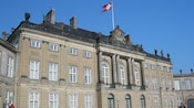 A fachada neoclássica do Palácio de Amalienborg