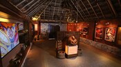 El interior del Museo de Artes Populares en el Discover Mexico Cultural Park en Cozumel, revela una colección de cerámica, cestería y pinturas mexicanas